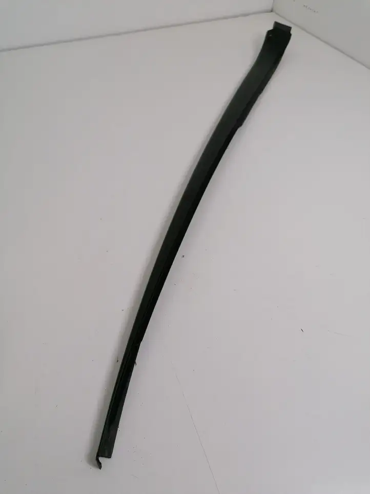 Volkswagen Golf Plus (2008 - 2014) 5M0854327D Накладка стоек лобового стекла — фото 1