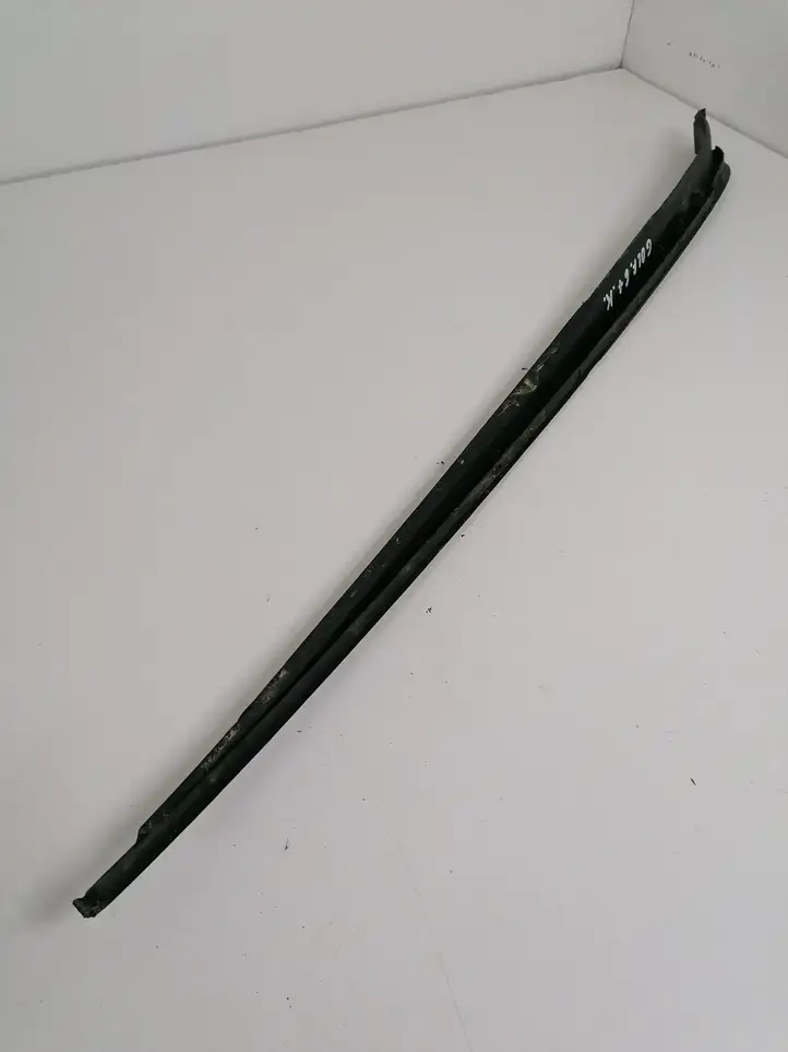 Volkswagen Golf Plus (2008 - 2014) 5M0854327D Накладка стоек лобового стекла — фото 2