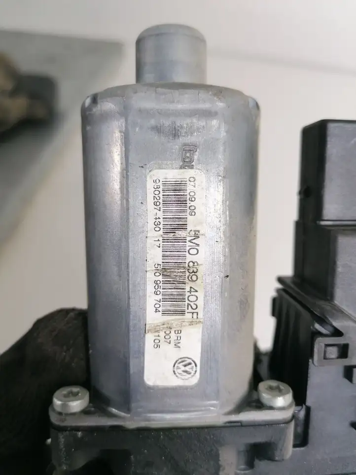 Volkswagen Golf Plus (2008 - 2014) 5M0839402F Стеклоподъемник задней двери — фото 2