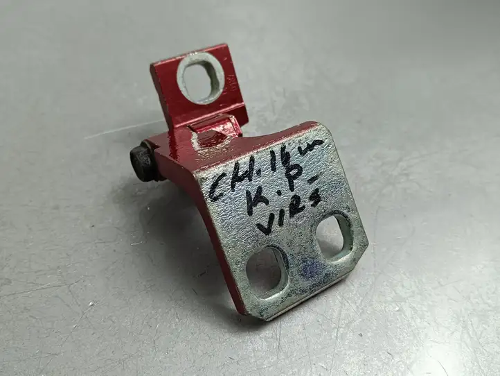 Jeep Cherokee (2013 - 2017) Верхняя петля передней двери — фото 4