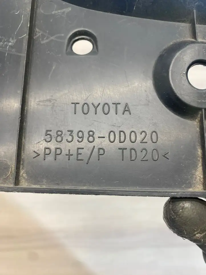 Toyota Yaris (2009 - 2012) 583980D020 Защита заднего бампера — фото 2