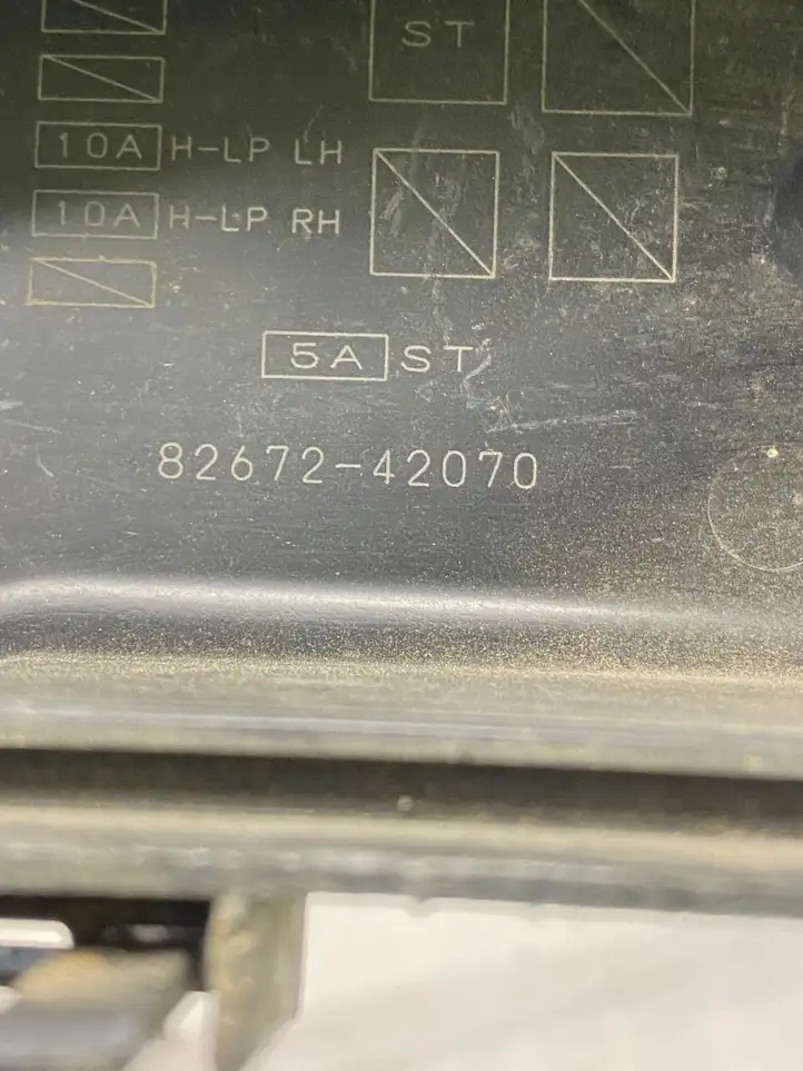 Toyota RAV 4 (XA20) (2000 - 2005) 8267242070 Крышка ящика предохранителей — фото 2