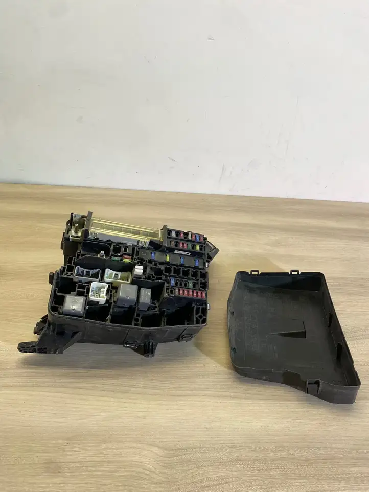 Toyota Auris E180 (2012 - 2018) 8266205150 Блок предохранителей — фото 2