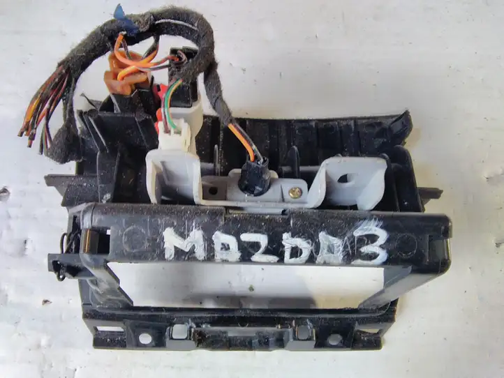 Mazda 3 I (2006 - 2009) Передняя пепельница — фото 3