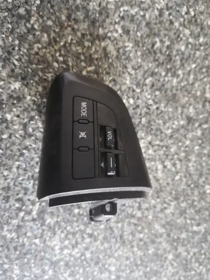 Mazda 3 II (2009 - 2011) 75B979 Кнопки на рулевом колесе — фото 1