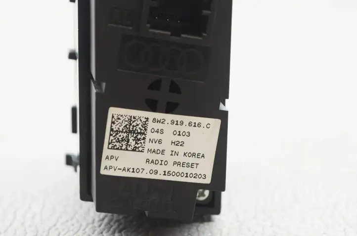 Audi A4 S4 B9 (2015 - 2019) 8W2919616C Кнопка фаркопа в багажнике — фото 9