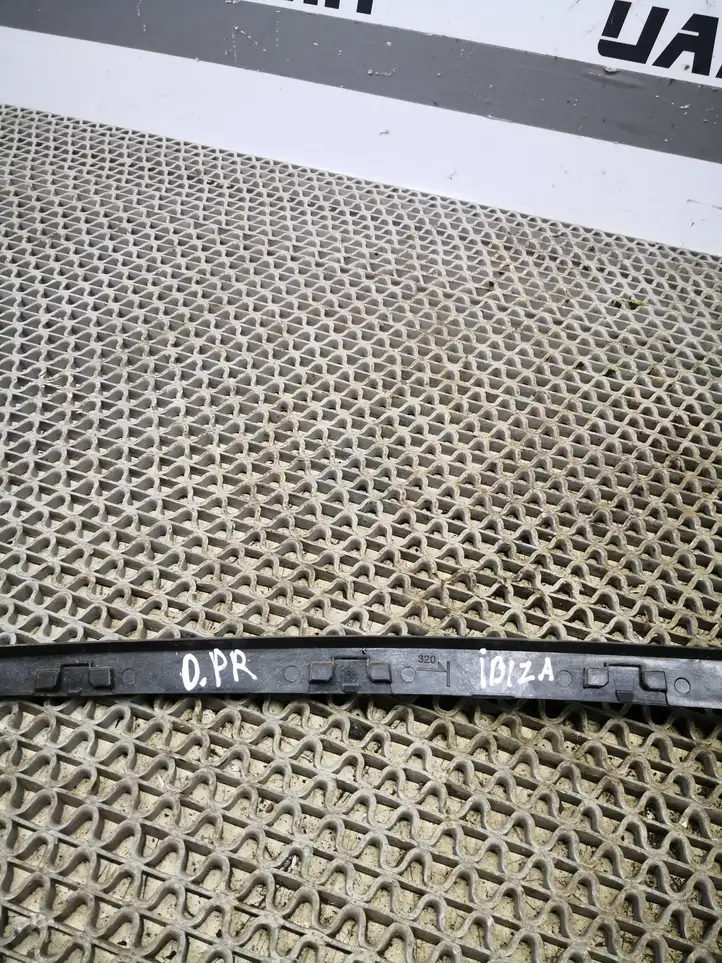 Seat Ibiza IV (6J,6P) (2008 - 2017) 6J0854320 Накладка стекла передней двери — фото 3