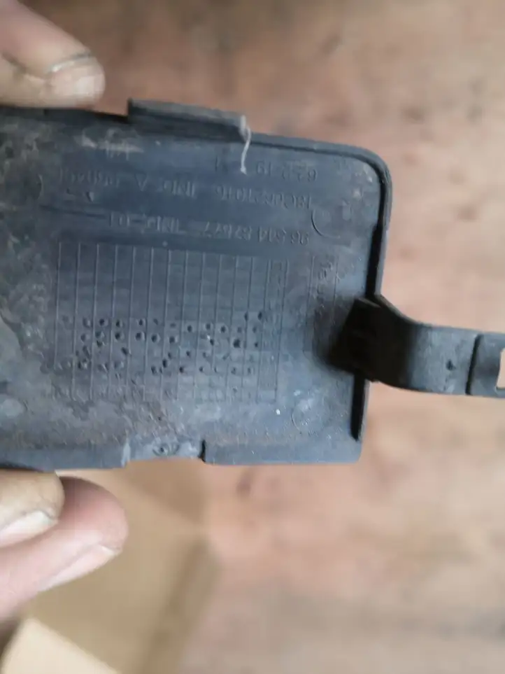 Citroen C4 I Picasso (2006 - 2013) 9654487877 Заглушка буксировочной петли бампера — фото 2