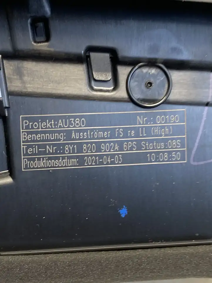 Audi A3/S3 8Y (2020 - ) 8Y1820951A Центральный воздушный дефлектор — фото 3