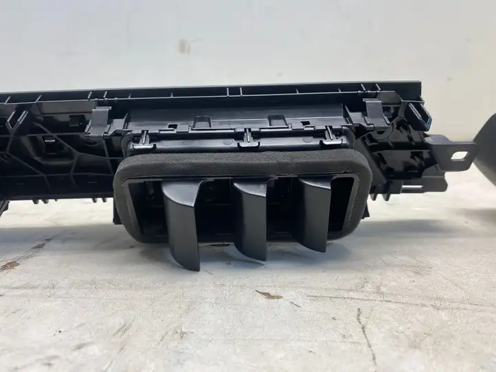 Audi A3/S3 8Y (2020 - ) 8Y1820951A Центральный воздушный дефлектор — фото 11