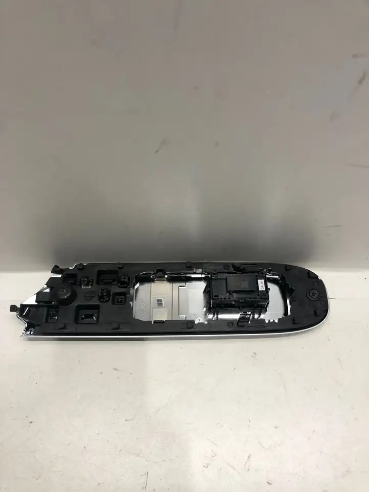 Mercedes-Benz C W206 (2021 - ) A2239051903 Ручка стеклоподъемника — фото 3