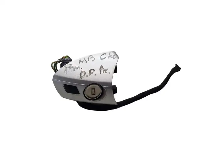 Mercedes-Benz C W204 (2007 - 2014) A2047600218 Замок двери передней — фото 1