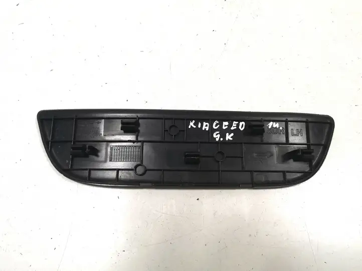 Kia Ceed (2012 - 2015) 85878A2000 Внутренняя отделка заднего порога — фото 3