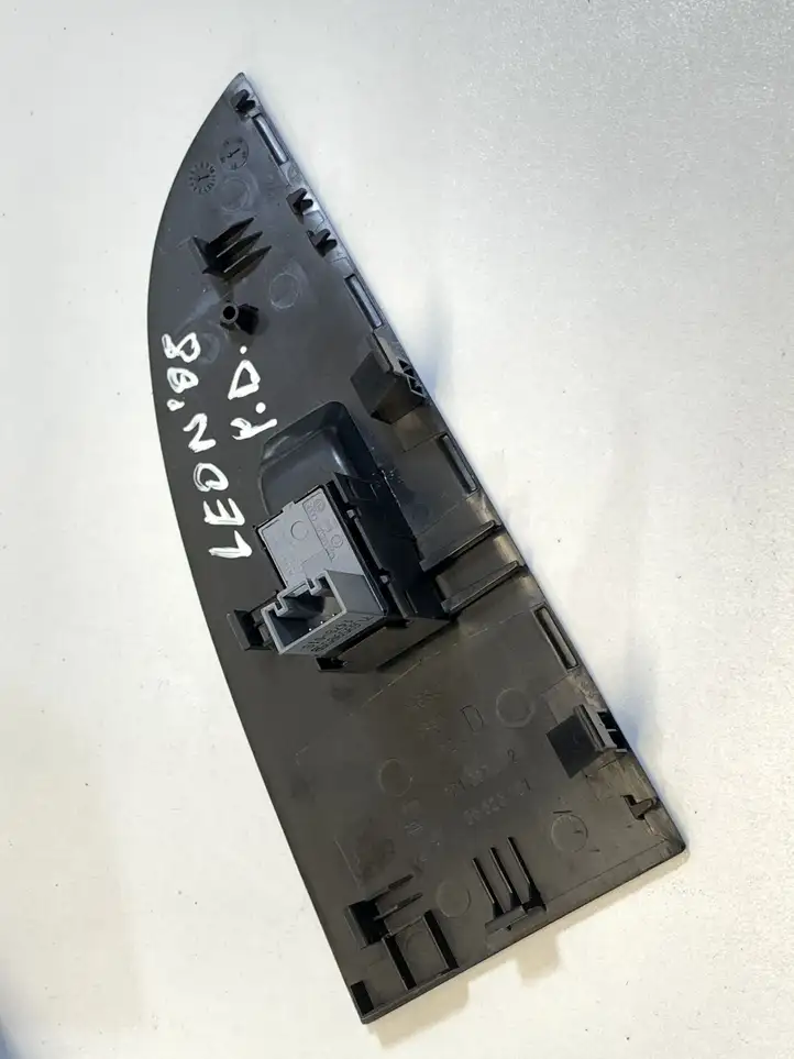 Seat Leon (1P) (2005 - 2012) 1P1867172 Блок кнопок стеклоподъемников — фото 4