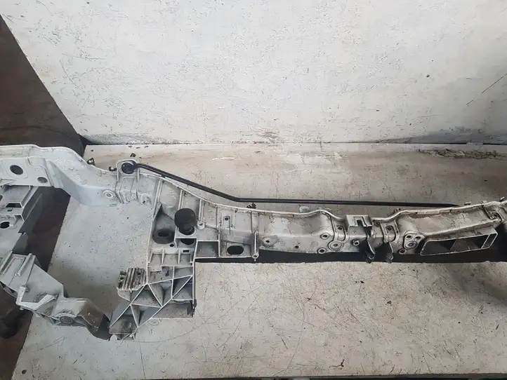 Ford Focus (2011 - 2015) Верхняя панель радиатора — фото 2