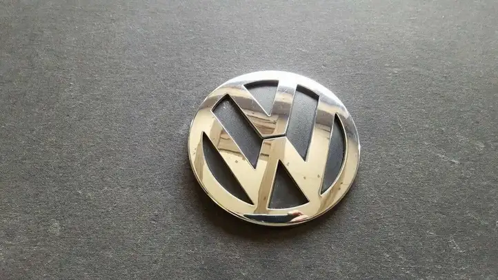 Volkswagen Touran I (2003 - 2010) 1T0853630 Эмблема производителя — фото 1