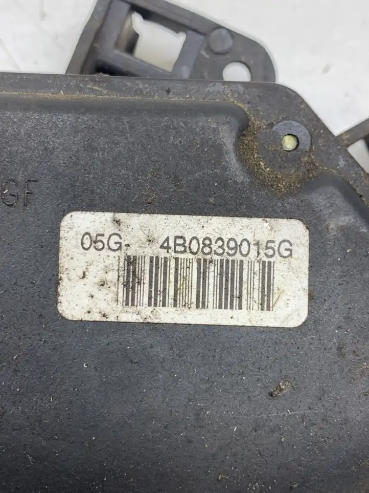Audi A6 S6 C5 4B (1997 - 2001) 4B0839015G Замок задней двери — фото 2