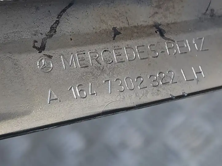 Mercedes-Benz GL X164 (2006 - 2012) A1647302322 Накладка стекла задней двери — фото 2