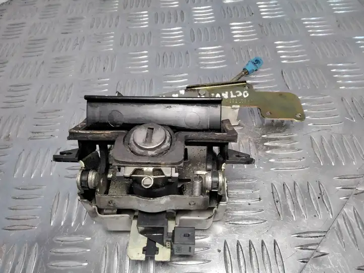 Skoda Octavia Mk1 (1U) (1996 - 2004) 1U9827565H Ручка крышки багажника — фото 1