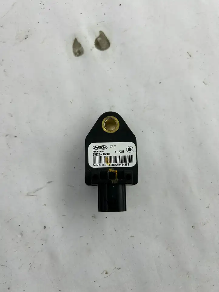 Kia Ceed (2015 - 2018) 95920A6000 Датчик удара SRS — фото 1