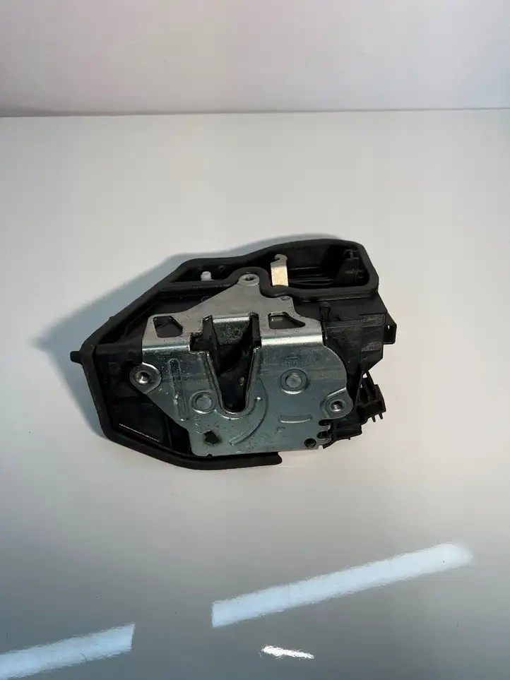 BMW 5 E60 E61 (2004 - 2010) 7167075 Замок задней двери — фото 2