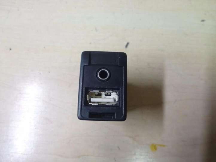 861900D070 Toyota Yaris USB jungtis