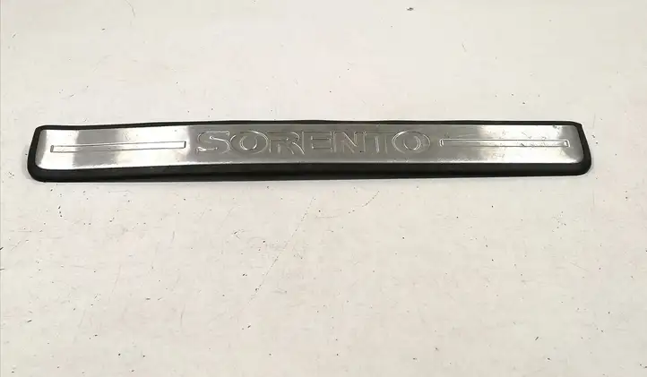 Kia Sorento (2002 - 2006) 858873E000 Внутренняя отделка переднего порога — фото 1