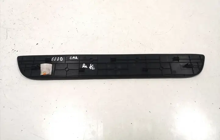 Kia Ceed (2012 - 2015) 85873A2000 Внутренняя отделка переднего порога — фото 4
