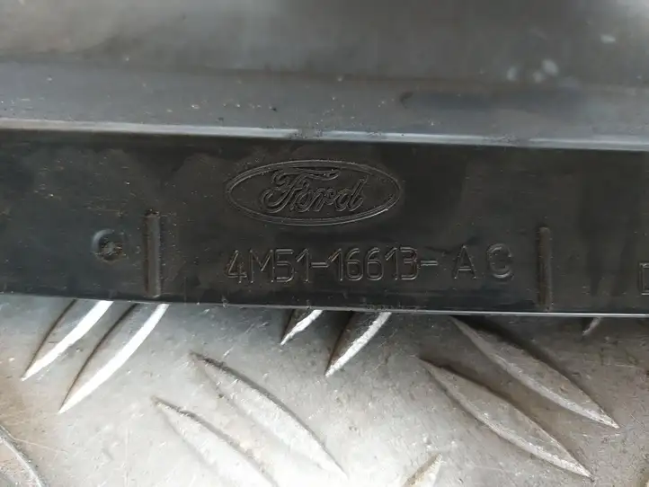 Ford Focus (2005 - 2008) 4M5116613AC Облицовка радиатора — фото 3