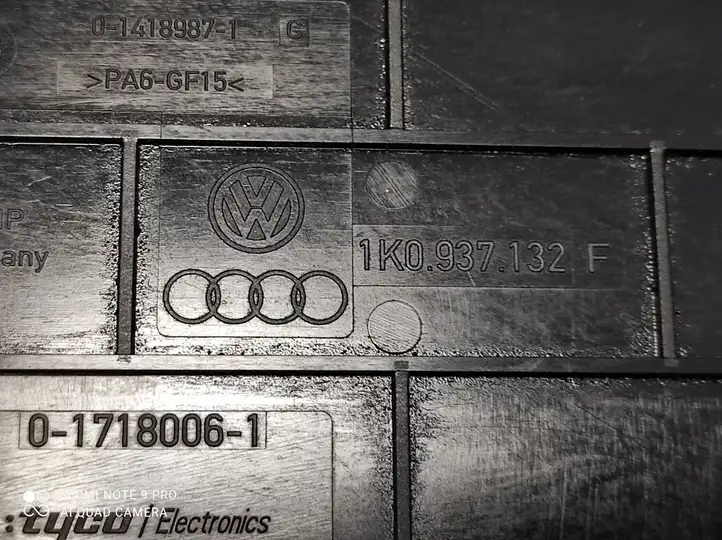 Volkswagen PASSAT B6 (2005 - 2010) 1K0937132F Крышка ящика предохранителей — фото 4
