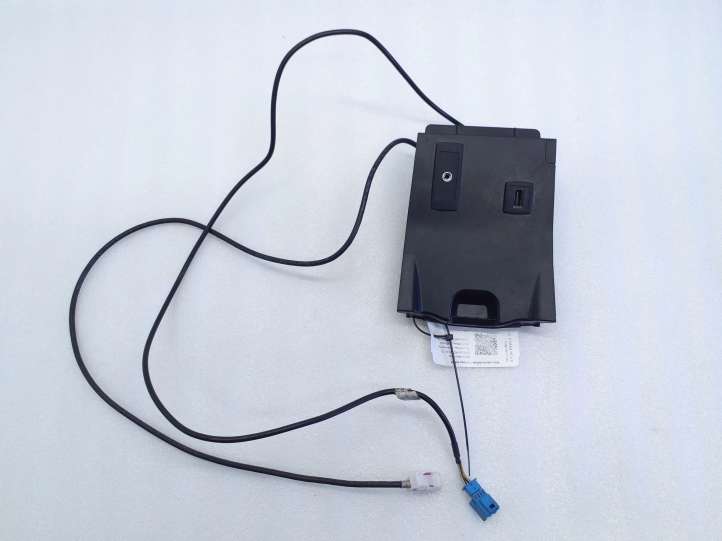 A2468230411 Mercedes-Benz B W246 W242 USB jungtis