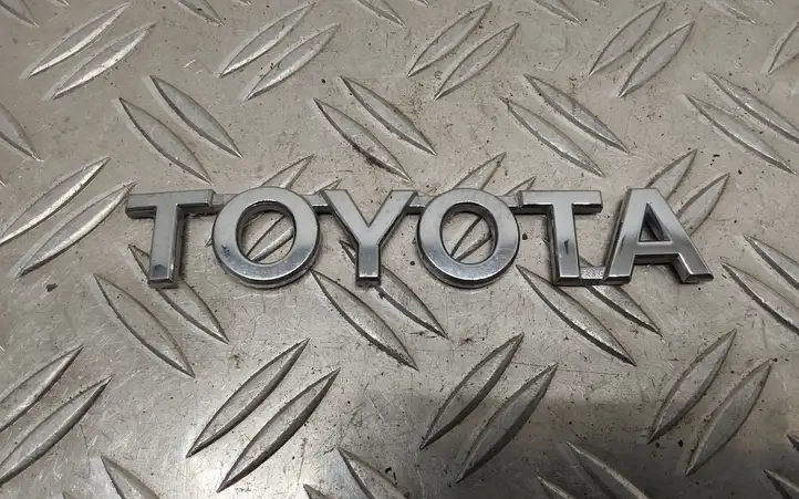 Toyota Yaris (2012 - 2014) 754460D040 Эмблема производителя — фото 1