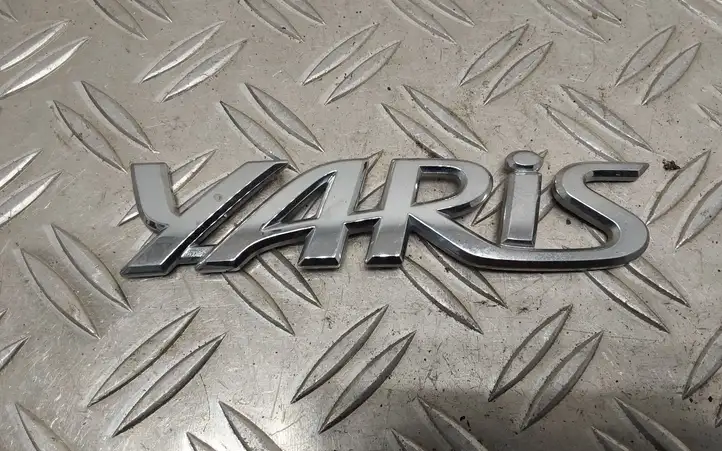 Toyota Yaris (2012 - 2014) 754420D150 Эмблема производителя — фото 1