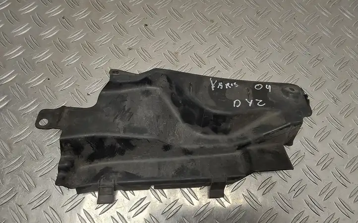 Toyota Yaris (2005 - 2009) Облицовка радиатора — фото 2