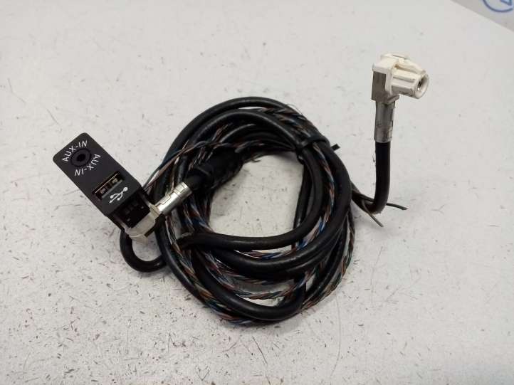 84109229246 BMW 3 F30 F35 F31 USB jungtis