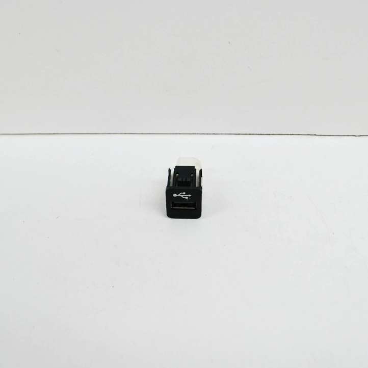 9229294 BMW X3 G01 USB jungtis