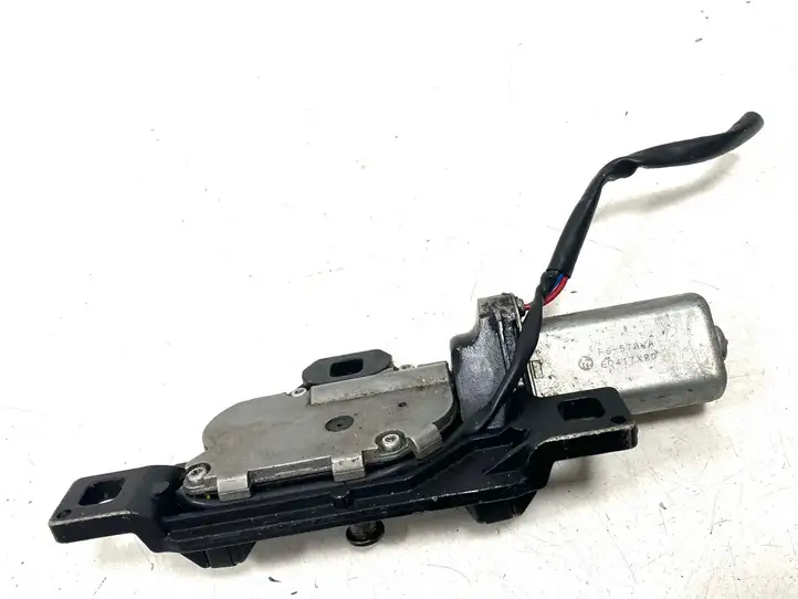 BMW 5 E60 E61 (2004 - 2010) US7129931 Доводчик крышки багажника — фото 2