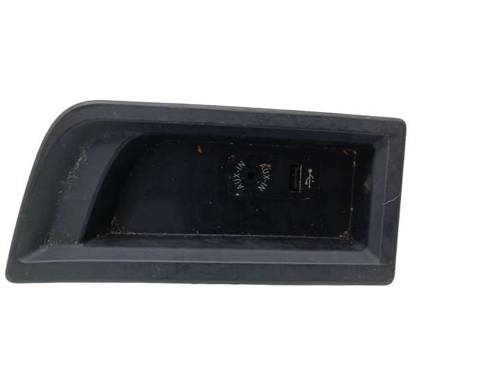 1050268113 BMW 3 F30 F35 F31 USB jungtis