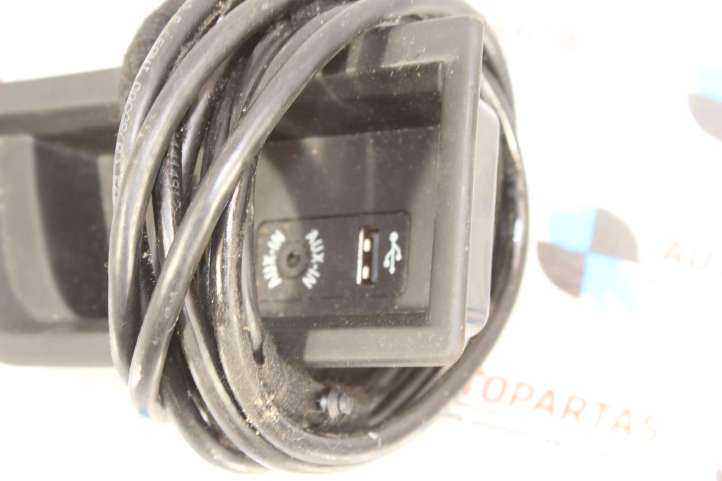 9207357 BMW 3 F30 F35 F31 USB jungtis