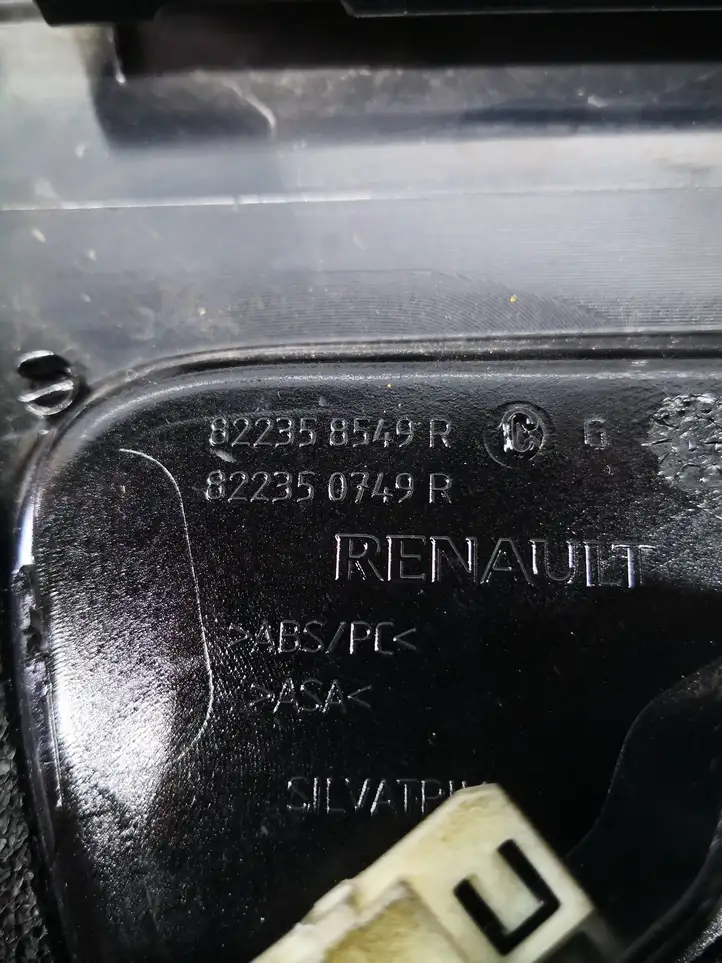 Renault Captur (2013 - 2020) 822358549R Накладка стекла задней двери — фото 2