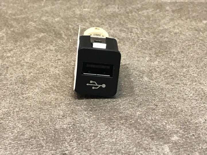 9167196 BMW 5 F10 F11 USB jungtis