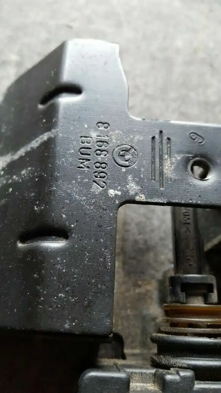 BMW 5 E39 (1996 - 2003) 8168892 Замок крышки багажника — фото 3