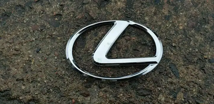 Lexus GX J120 (2002 - 2009) Эмблема производителя — фото 1