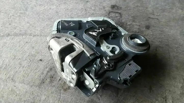 Toyota Avensis T250 (2006 - 2009) 3L0600 Замок задней двери — фото 1