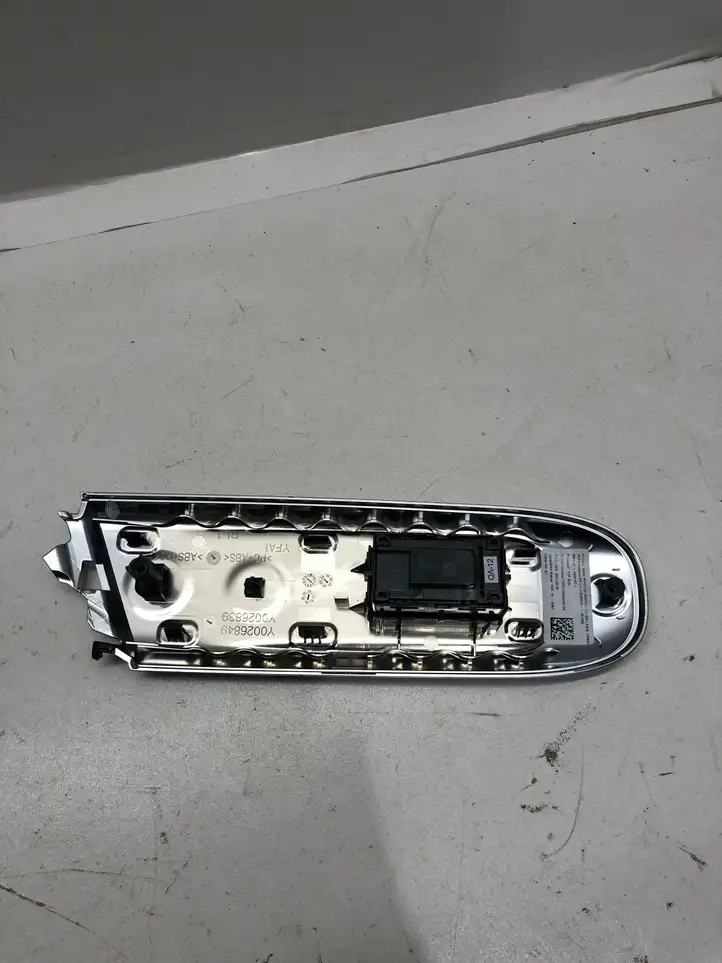 Mercedes-Benz C W206 (2021 - ) A2239051903 Ручка стеклоподъемника — фото 2