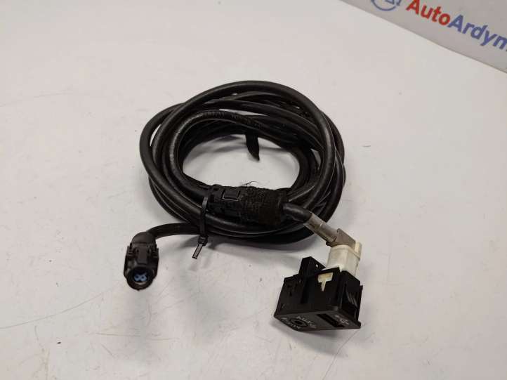 84109229246 BMW 3 F30 F35 F31 USB jungtis