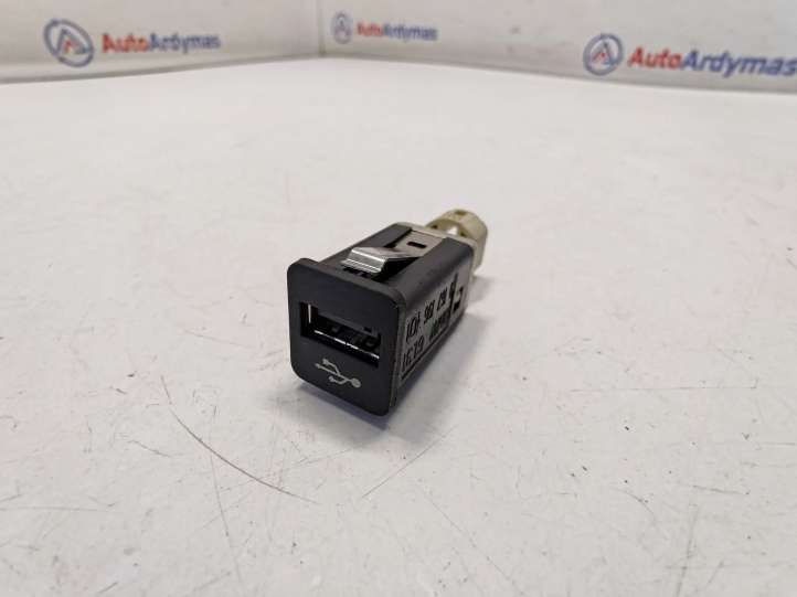 61319167196 BMW 3 E92 E93 USB jungtis