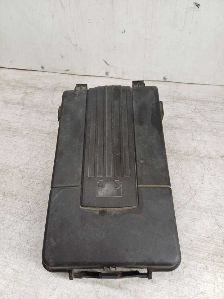 1K0915443A Volkswagen PASSAT B6 Dangtis akumuliatoriaus dėžės