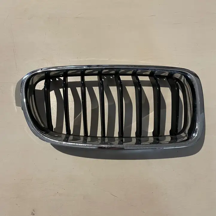 BMW 3 F30 F35 F31 (2012 - 2018) 7295436 Передняя решетка — фото 1