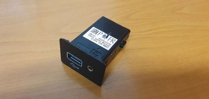 031213522b Nissan Qashqai USB jungtis